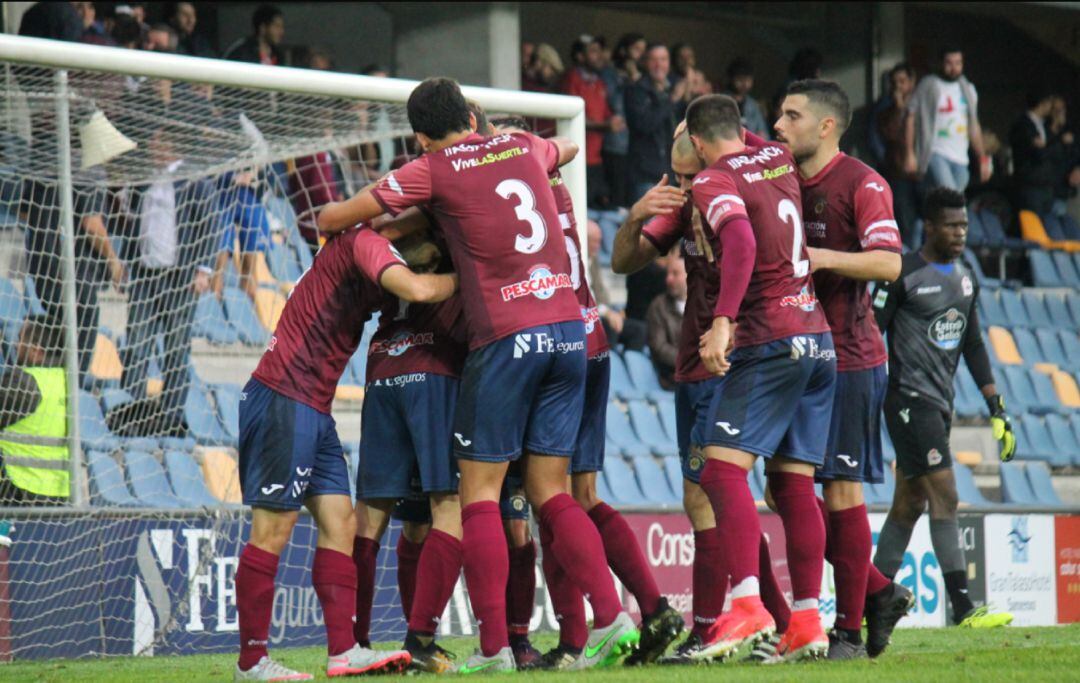 Los jugadoresd el Pontevedra celebran un gol ante el Dépor.