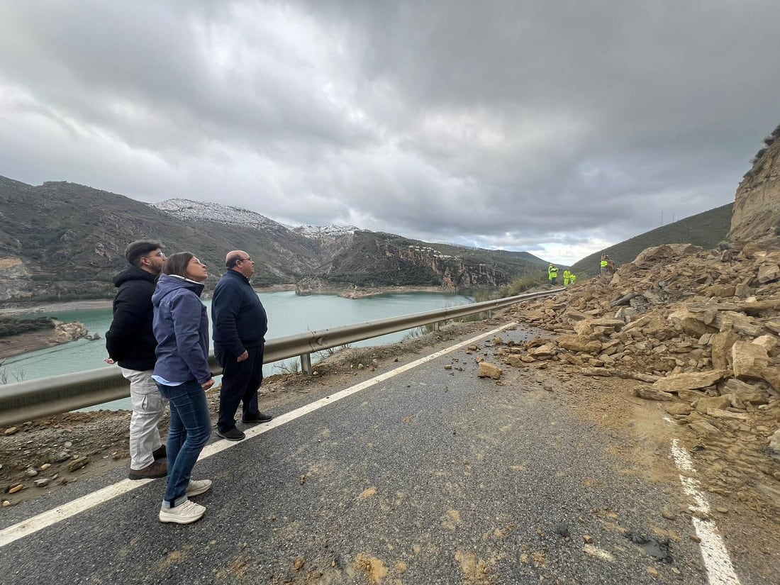 Derrumbe en la carretera principal de acceso de Güéjar Sierra