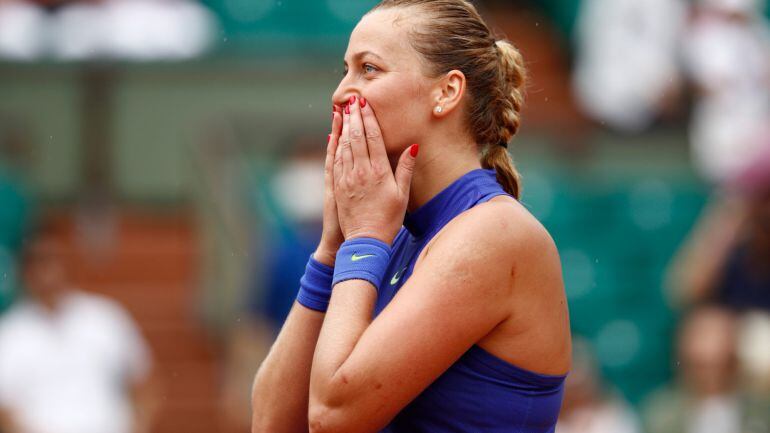 Kvitova lanza besos al público tras ganar en su debut en Roland Garros