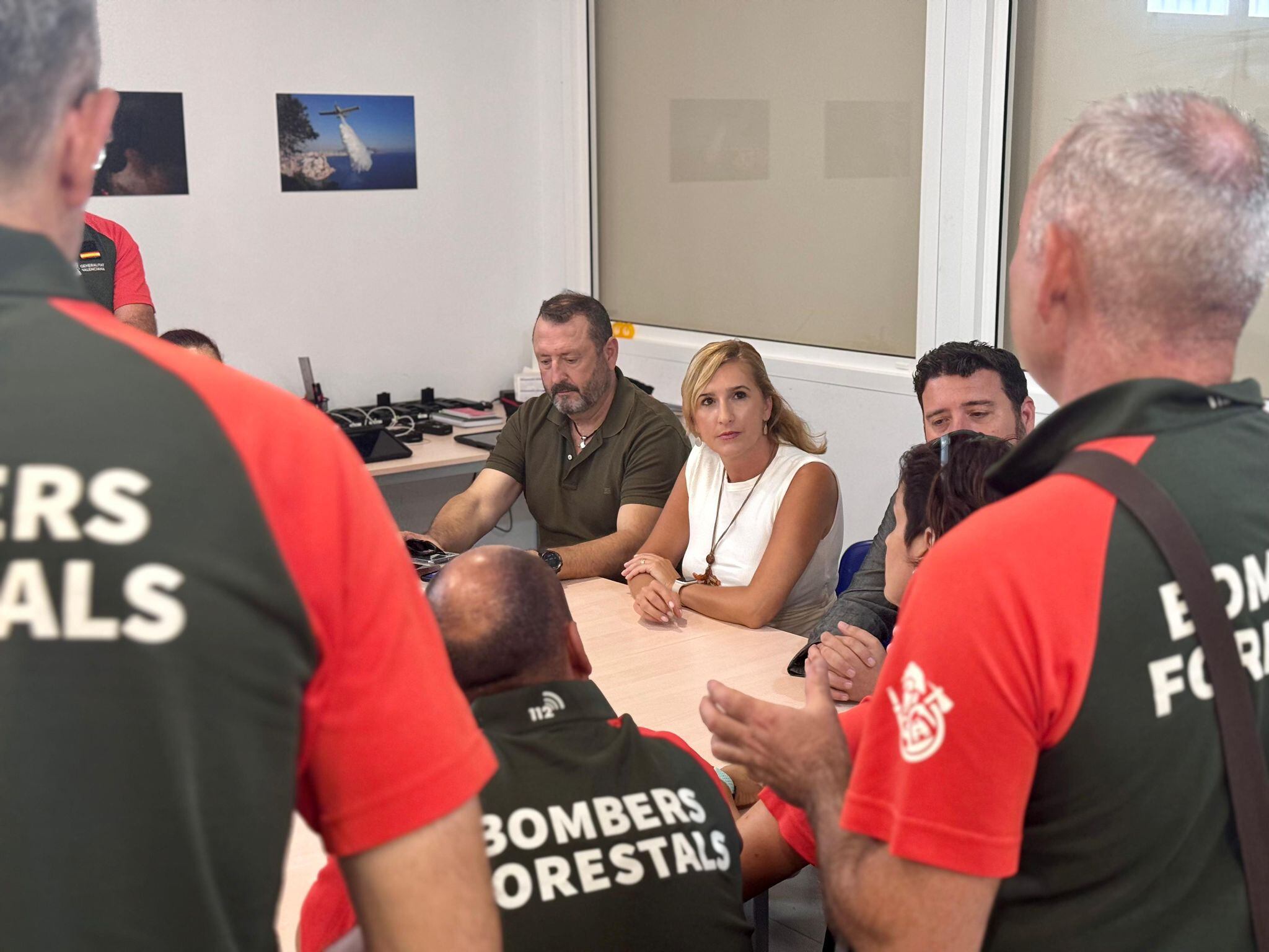 Salomé Pradas reunida con los bomberos forestales del parque de Font Roja en Alcoy.