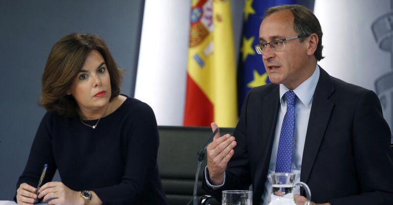 La vicepresidenta del Gobierno en funciones, Soraya Saénz de Santamaría y el ministro de Sanidad en funciones, Alfonso Alonso responden a Albert Rivera.