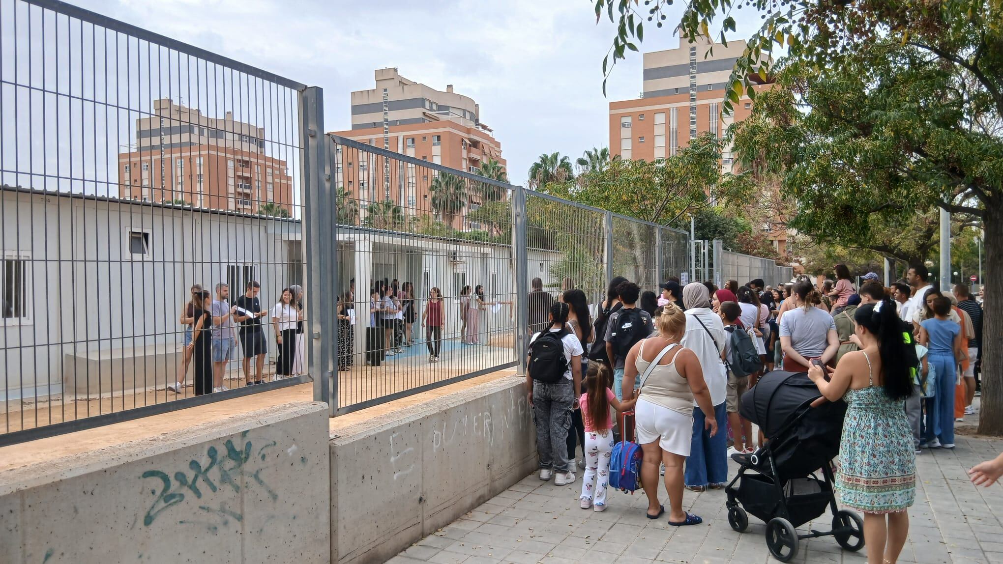 Padres y alumnos esperando para entrar al CEIP Pla - Carolinas