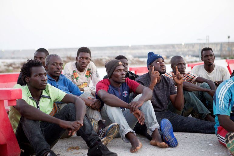 El buque SAR Mastelero llega al puerto de Motril (Granada) con 284 personas rescatadas mientras navegaban en cuatro pateras localizadas en aguas del mar de Alborán