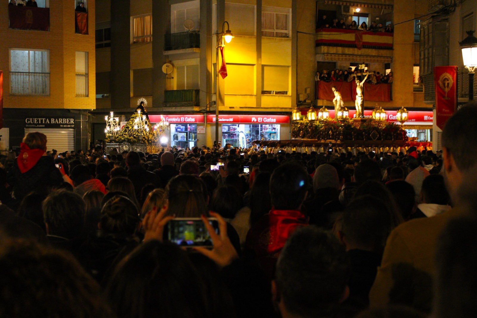 Cristo de la Sangre, Virgen de la Soledad y el Cristo de la Penitencia se encuentran en la Plaza de la Estrella