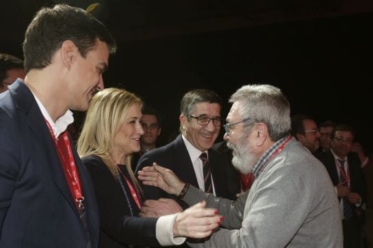 El secretario general de UGT, Cándido Méndez, saluda a la presidenta de la Comunidad de Madrid, Cristina Cifuentes (2i), ante el secretario general del PSOE, Pedro Sánchez (i), y el presidente del Congreso, Patxi López