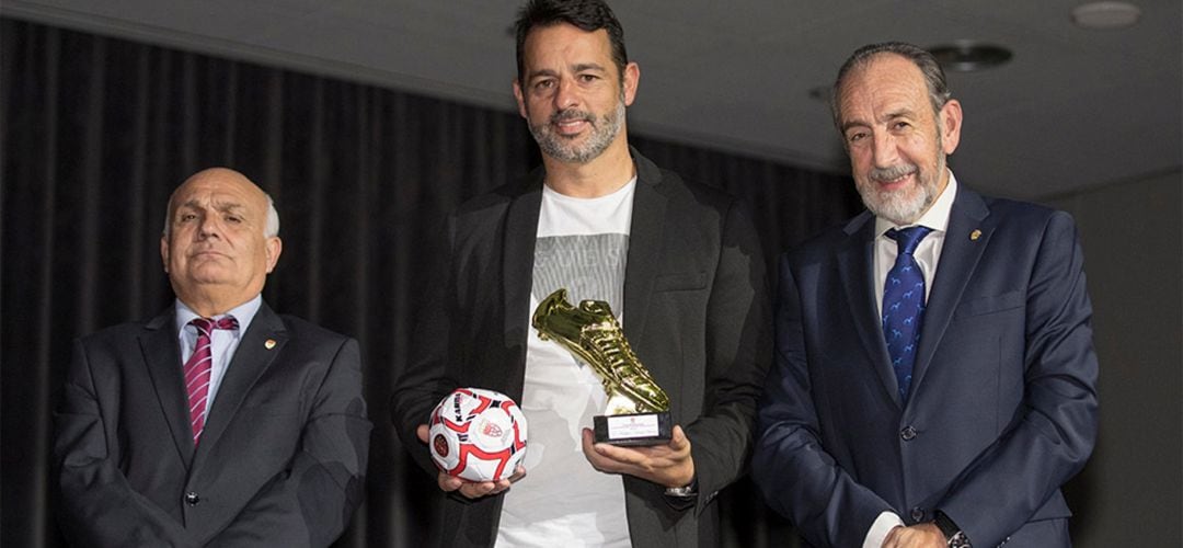 Mere Hermoso, entrenador del CF Fuenlabrada, con su premio