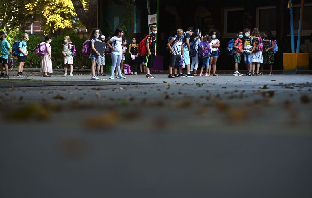 Niños con mascarilla acuden al colegio.