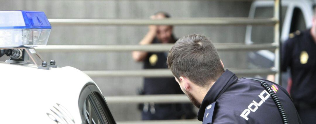 Coche policial entrando en los juzgados de A Coruña