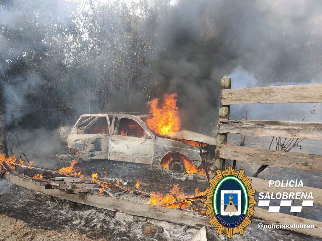 Un vehículo queda totalmente calcinado tras el incendio originado en un cortijo de Salobreña