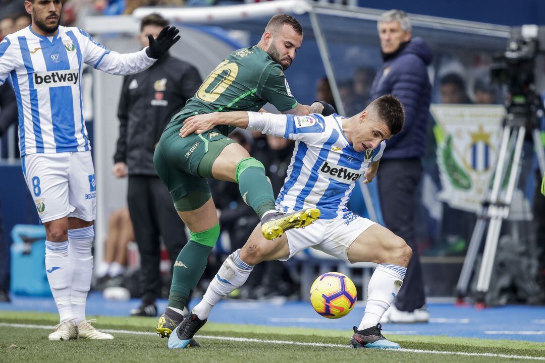 Unai Bustinza (CD Leganés) pelea con Jese Rodriguez (Real Betis B.) por un balón en el pasado partido en Butarque. En segundo plano, Quique Setién observa la escena.