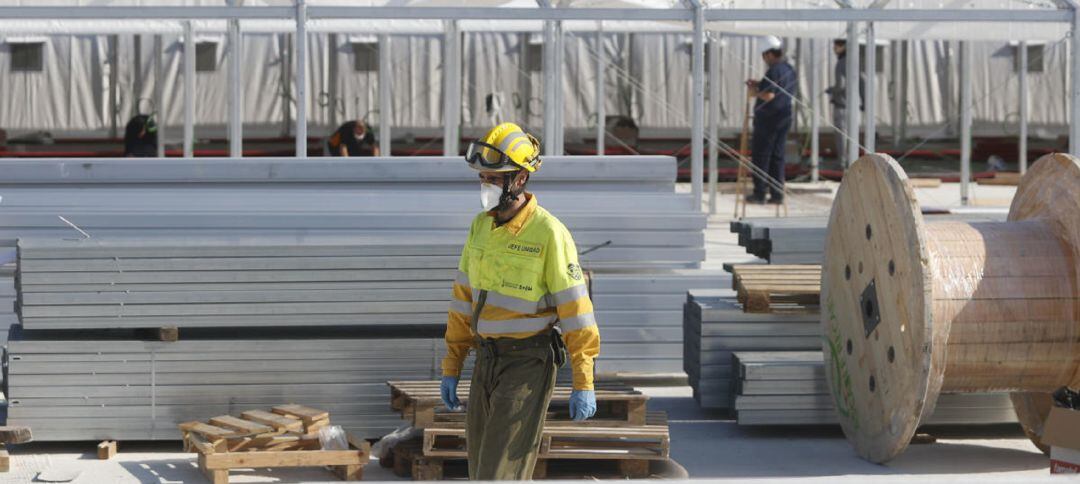Trabajador protegido con mascarilla
