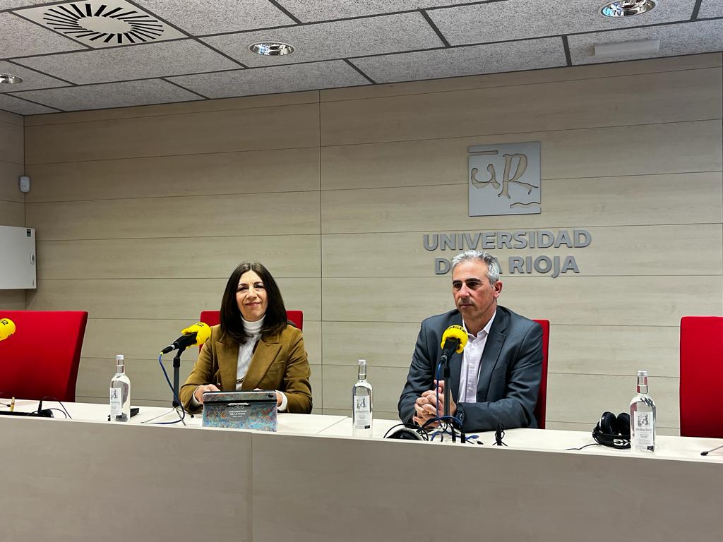 Fabiola Portillo, vicerrectora de Responsabilidad Social Corporativa de la Universidad de La Rioja y Alberto Aparicio, director de la Cadena SER de La Rioja