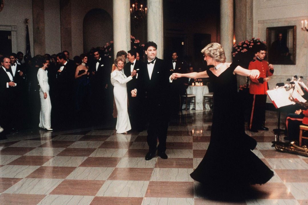 Lady Di y John Travolta bailando en la Casa Blanca