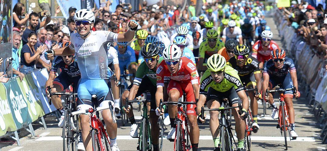 Matteo Moschetti (i) celebra su triunfo en la segunda etapa de la pasada Vuelta a Burgos. El milanés terminó la temporada con nueve victorias de etapa y ha firmado por dos años con Trek Segafredo (el equipo pinteño es formación de desarrollo del norteamer