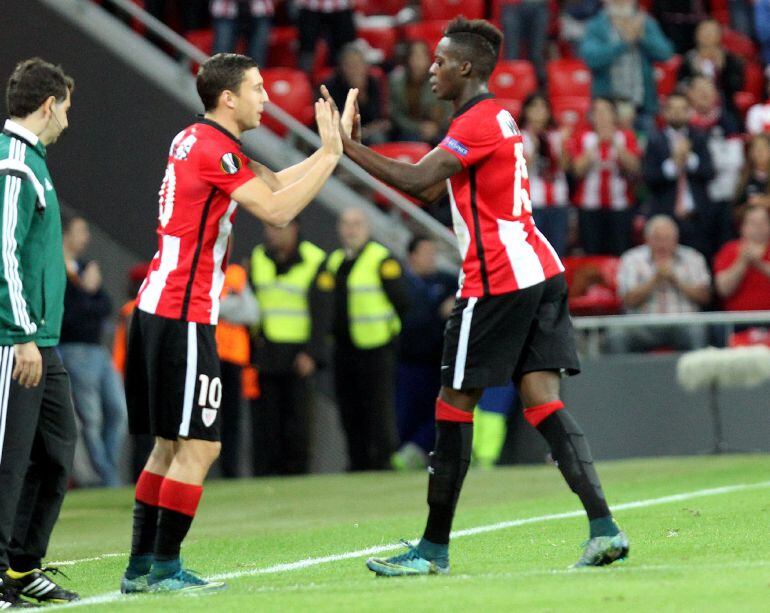 GRA467. BILBAO. 05/11/2015.- El delantero del Athletic de Bilbao, Iñaki Williams (d), se retira del terreno de juego dejando su puesto al defensa Óscar De Marcos, durante el partido de la cuarta jornada de la fase de grupos de la Liga Europa que se disputa esta noche en el estadio de San Mamés. EFE/Luis Tejido