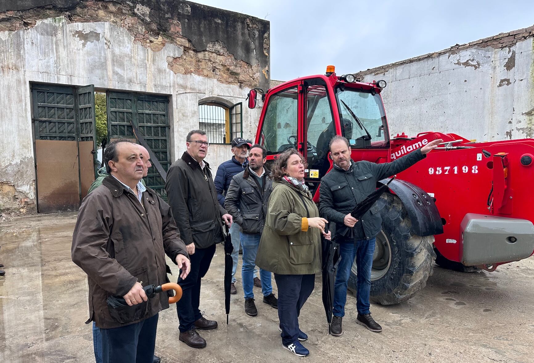 La delegada de Urbanismo y el delegado de Cultura visitan la bodega de la calle Pajarete