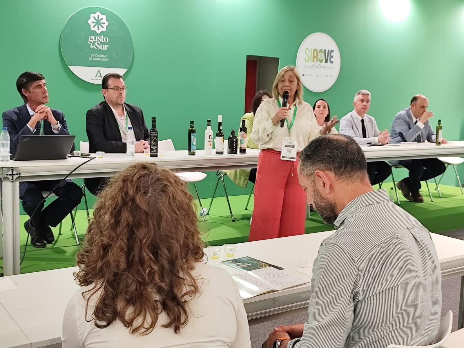 Técnica del C.R.D.O. Sierra Mágina participa en una de las actividades de la primera jornada