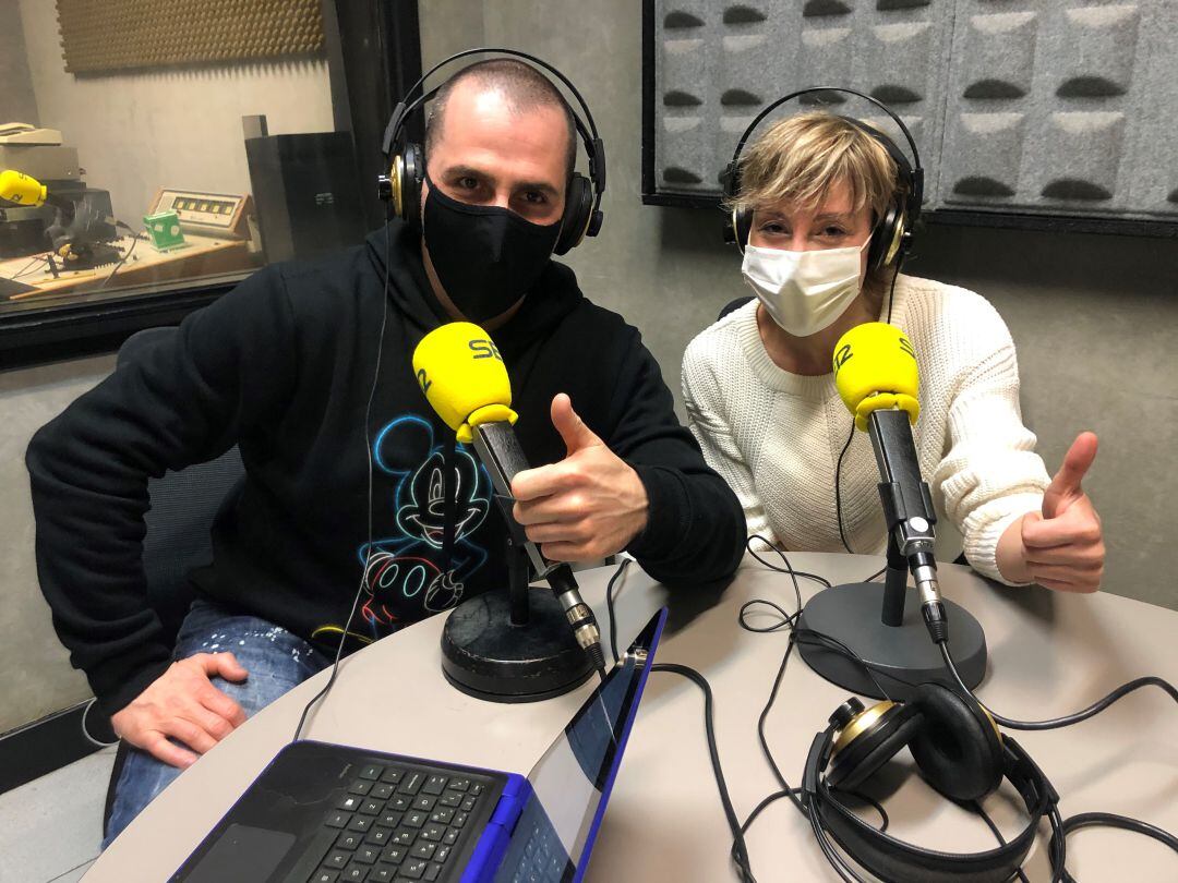 José Alberto San Emeterio &#039;San&#039; y Tere Barrado, en los estudios de Radio Eibar