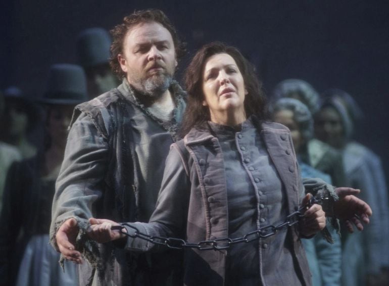 La soprano canadiense Adrianne Pieczonka (Leonore) y el tenor alemán Michael König (Florestan), en un momento de la ópera &#039;Fidelio&#039;