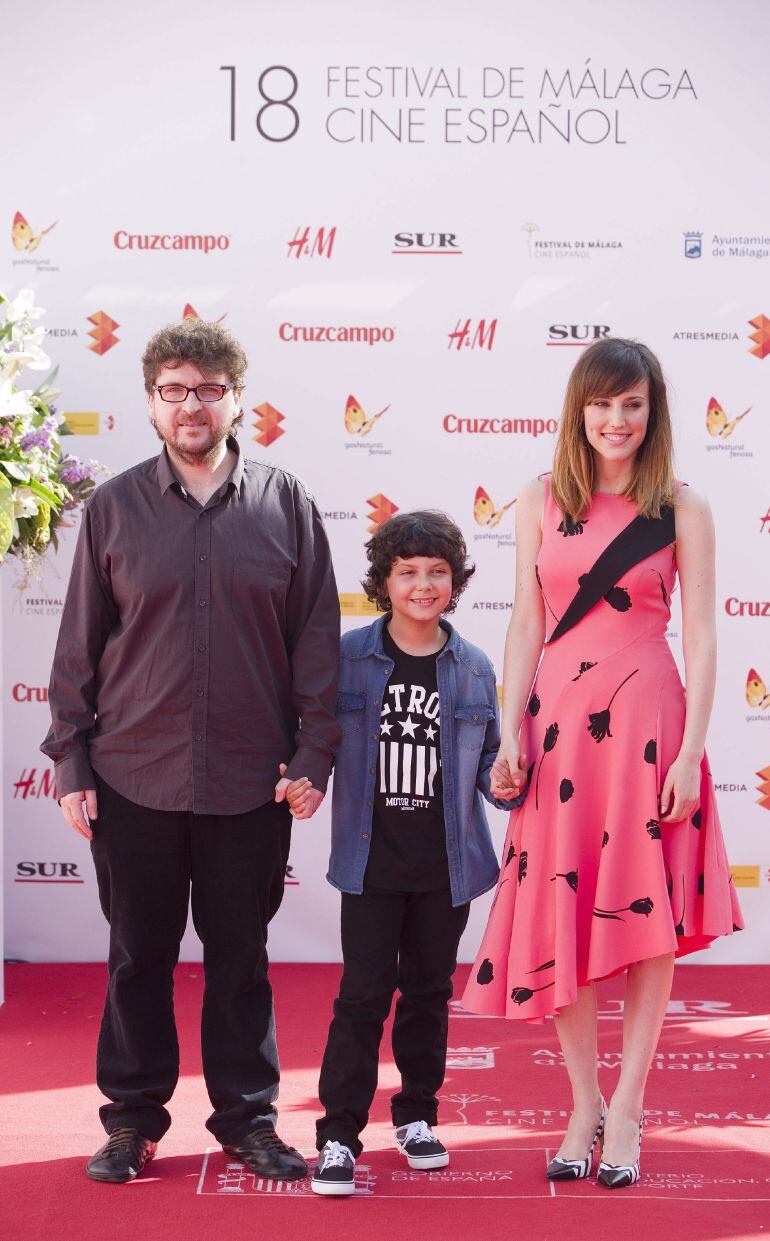 GRA269. MÁLAGA, 23/04/2015.- El director Juan Miguel del Castillo (i) posa con los actores Natalia de Molina y Jaime López, protagonistas de su primer largometraje &quot;Techo y comida&quot;, presentado hoy en la sección oficial del Festival de Cine Español de Málaga, en el Teatro Cervantes. EFE/Jorge Zapata