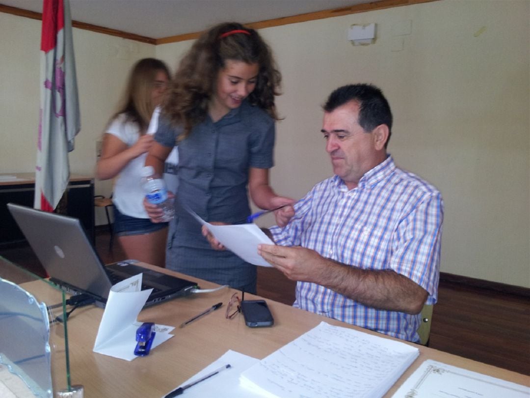 Imagen de archivo de Arsenio Escolar en el concurso anual que lleva su nombre que organiza la Asociación Literaria Esguevanía