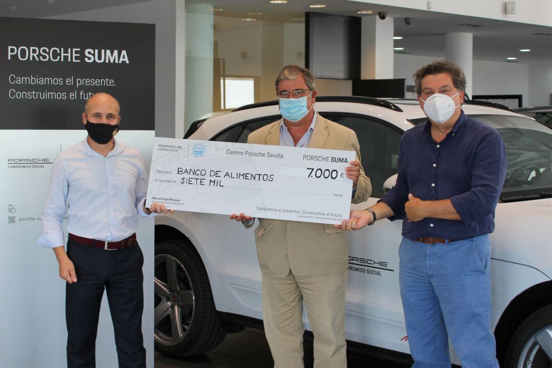 Entrega del talón solidario de Porsche Suma.