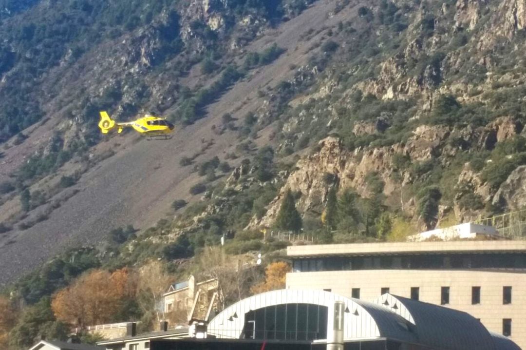 Un helicòpter sobrevolant la zona de l&#039;hospital Nostra Senyora de Meritxell.