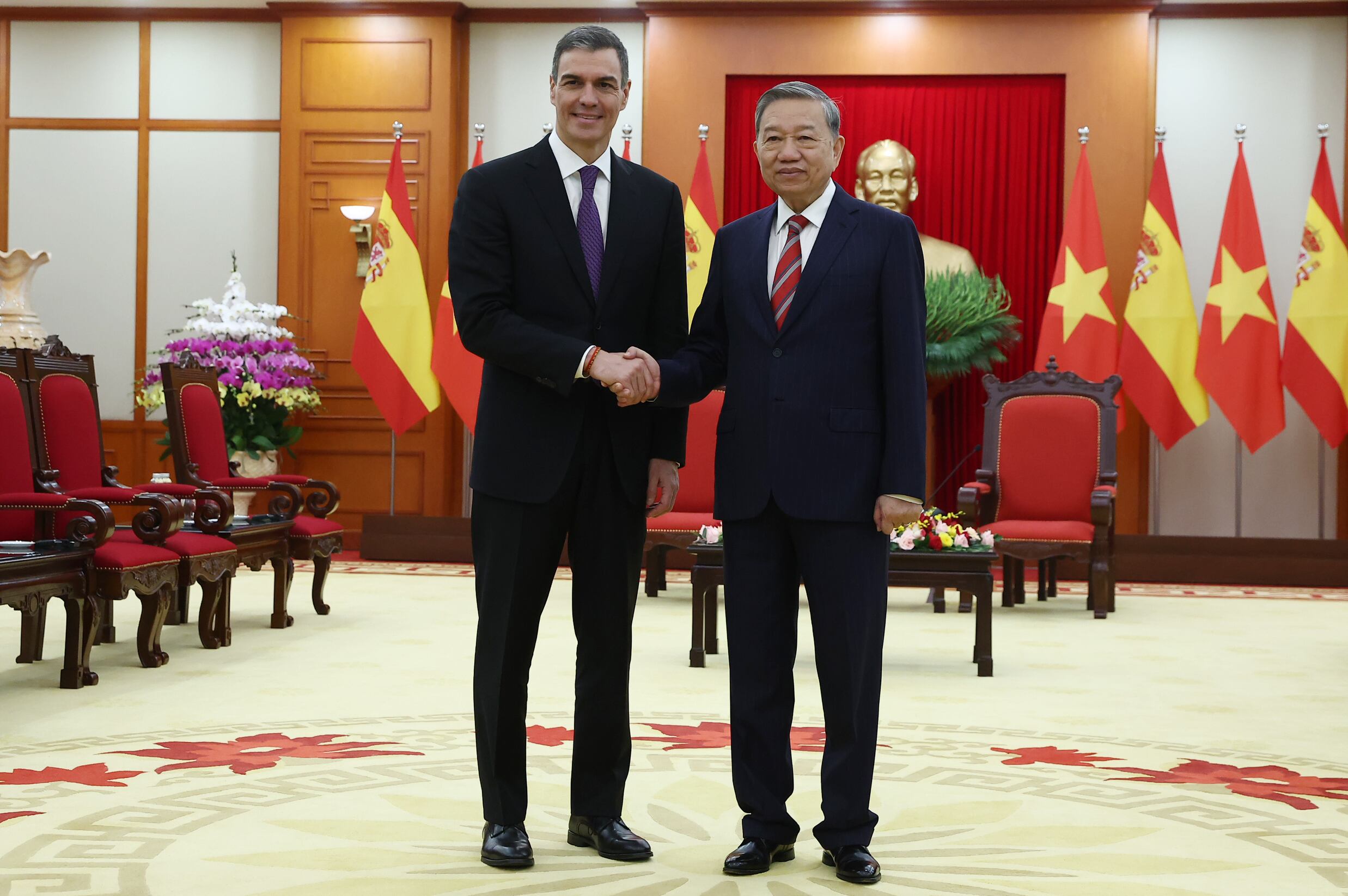 Fotografía cedida por Moncloa del presidente del Gobierno español, Pedro Sánchez (i), saludando al secretario general del Partido Comunista de Vietnam, To Lam, este miércoles, en Hanoí (Vietnam).