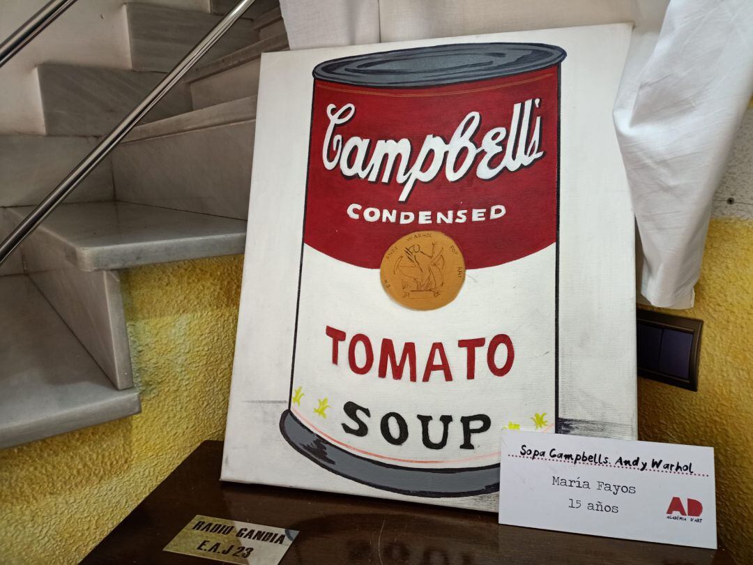 Uno de los trabajos de Menuda Pintura en la entrada de Radio Gandia SER