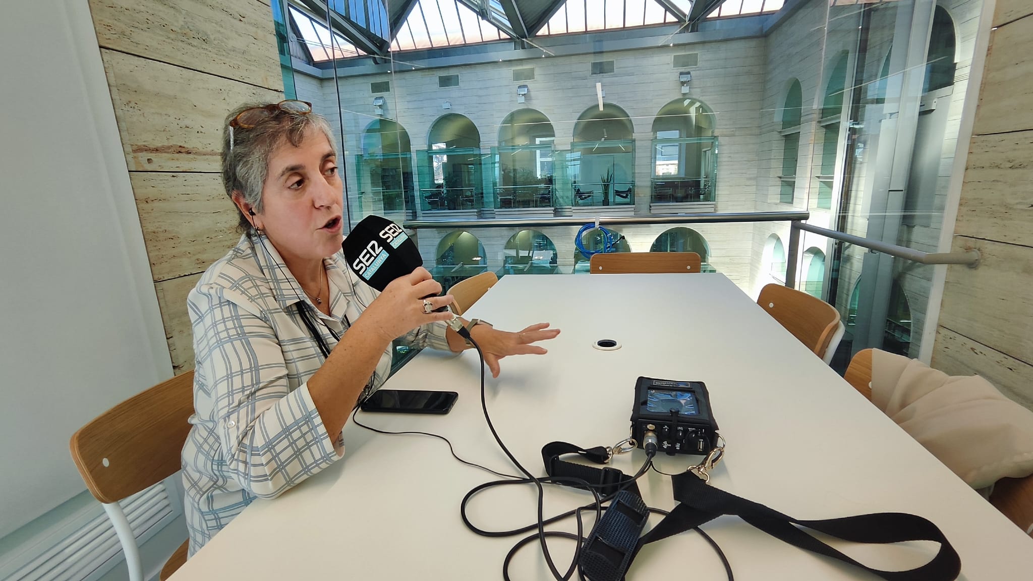 Maria Antònia Cadpevila, durant l&#039;entrevista amb Ràdio Lleida des d&#039;una de les noves sales de reunions que s&#039;han habilitat en un dels pisos de la Biblioteca Pública de Lleida.