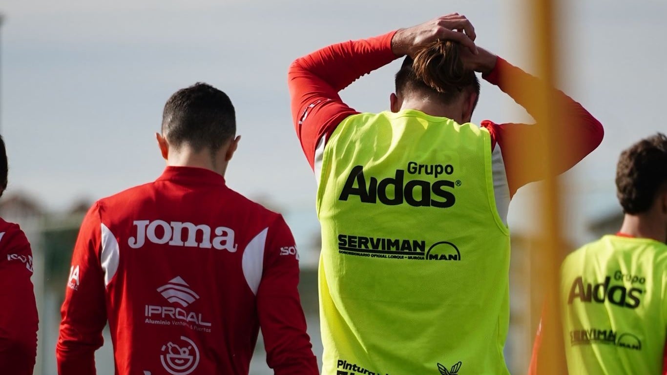 Antonio David y Pedro Benito, jugadores del Real Murcia, durante un entrenamiento en una foto de archivo.