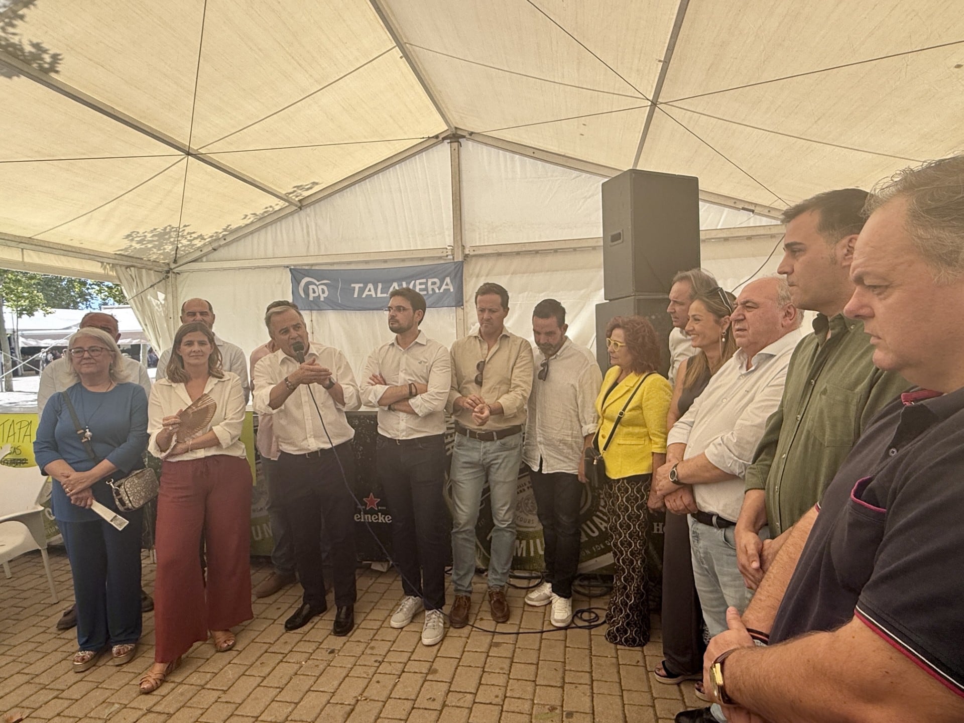 José Julián Gregorio, alcalde de Talavera, acompañado de otras autoridades del PP en su caseta de las ferias de San Mateo