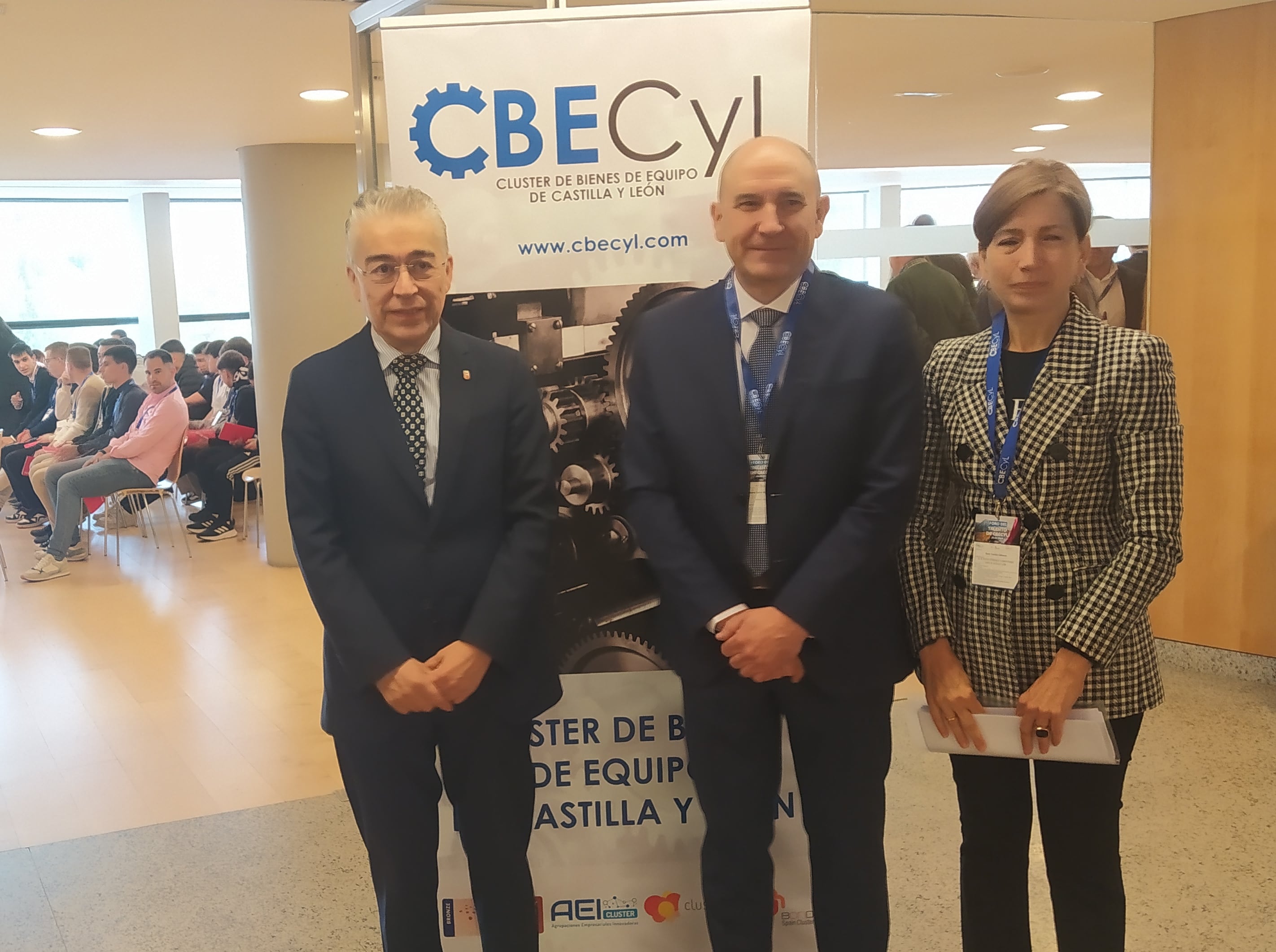 La directora general de Política Económica, Rosa Cuesta, ha clausurado el programa de CBECYL, junto a su presidente, Javier Hernando (centro) y el delegado de la Junta en Burgos, Roberto Sáiz