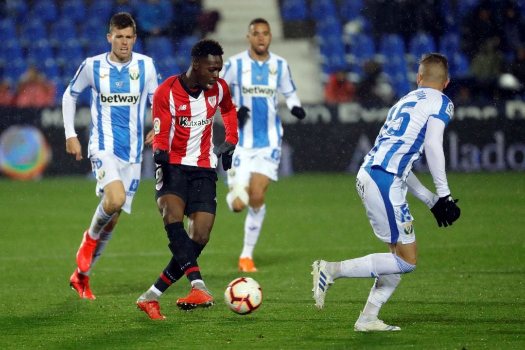 Iñaki Williams intenta zafarse de la zaga del Leganés.