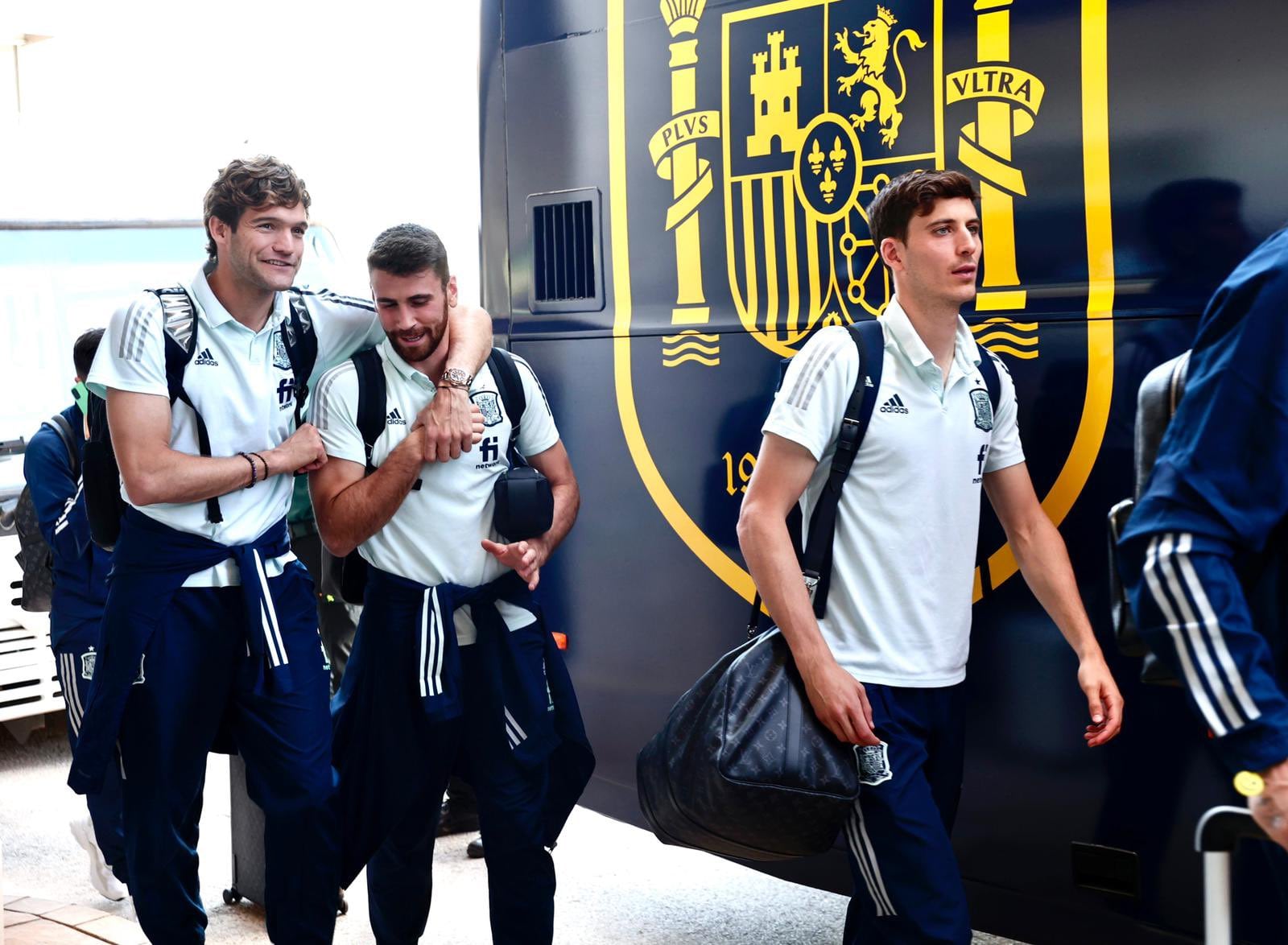 El ex malaguista Pau torres junto a Marcos Alonso y Unai Simón toman el autobús en su llegada a Málaga