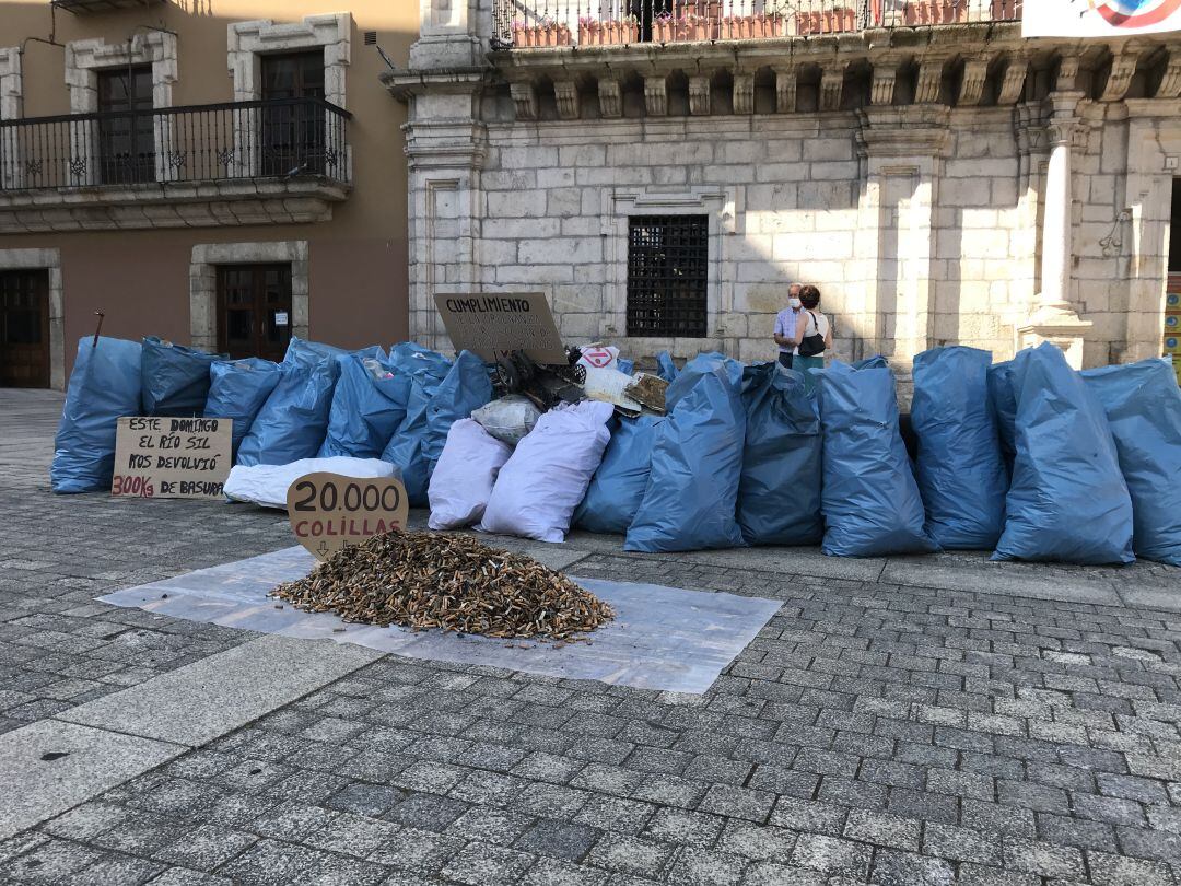 300 kilos de basura del Sil depositados en la plaza del Ayuntamiento de Ponferrada