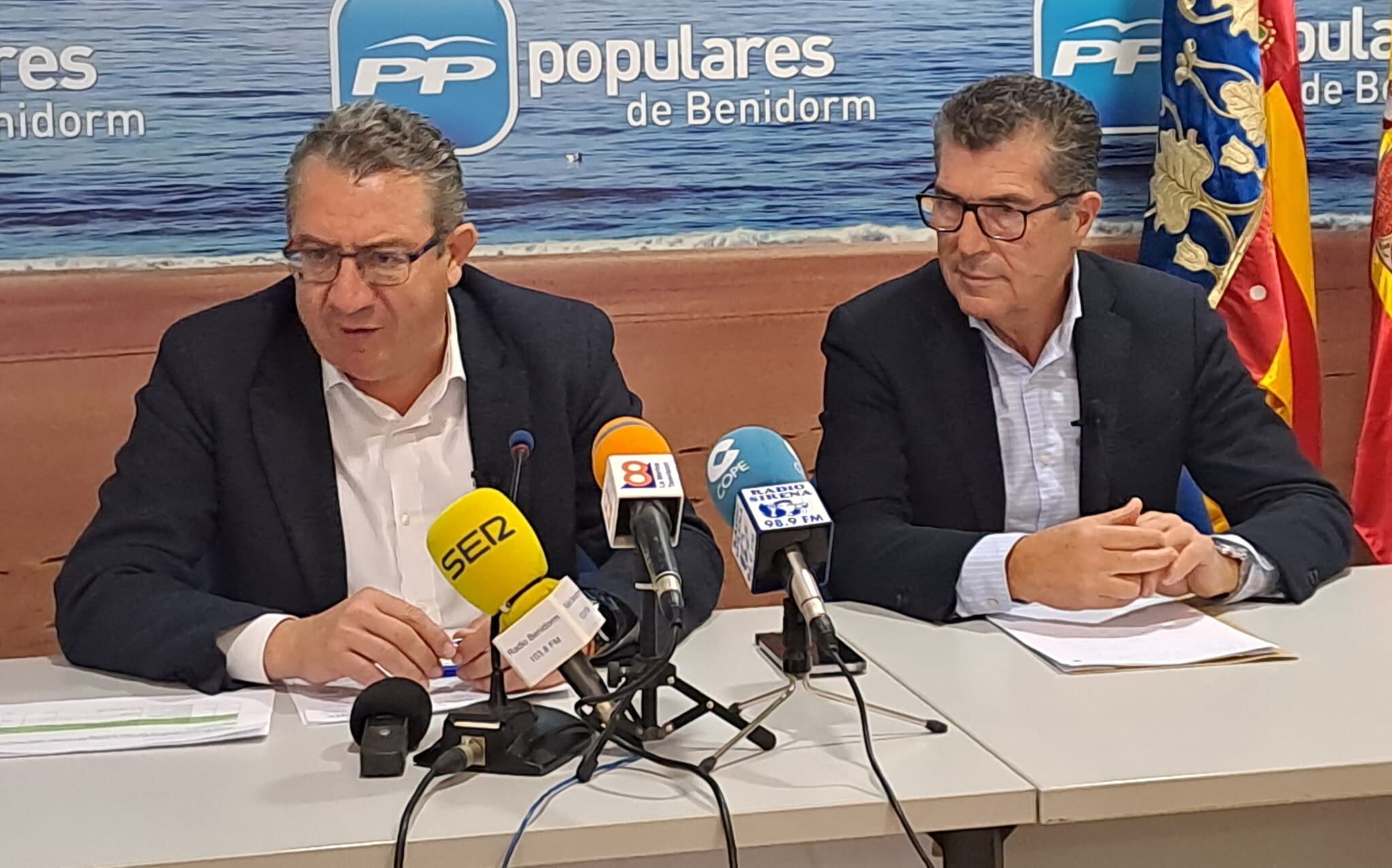 Toni Pérez y Manuel Pérez Fenoll durante la rueda de prensa ofrecida este jueves en la sede del PP de Benidorm