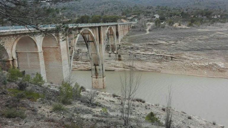 Empieza a llegar el agua bajo el viaducto de Durón