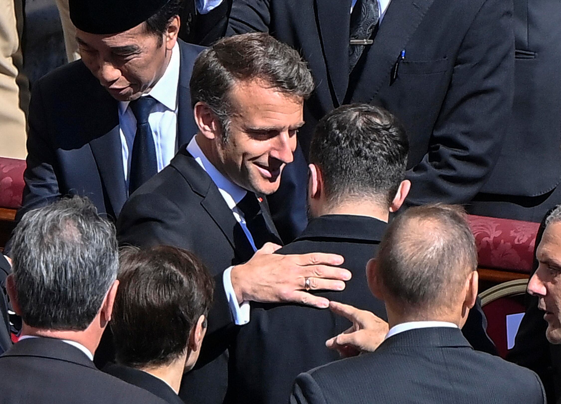 El presidente francés, Emmanuel Macron, saluda a su homólogo ucraniano, Volodímir Zelenski, antes de la misa funeral por la muerte del papa Francisco. EFE/EPA/RICCARDO ANTIMIANI