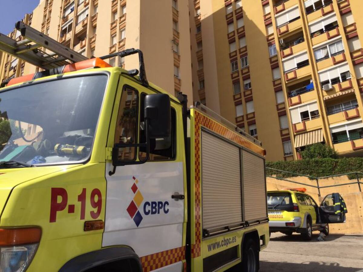 Un incendio obliga a desalojar un bloque de pisos en Algeciras