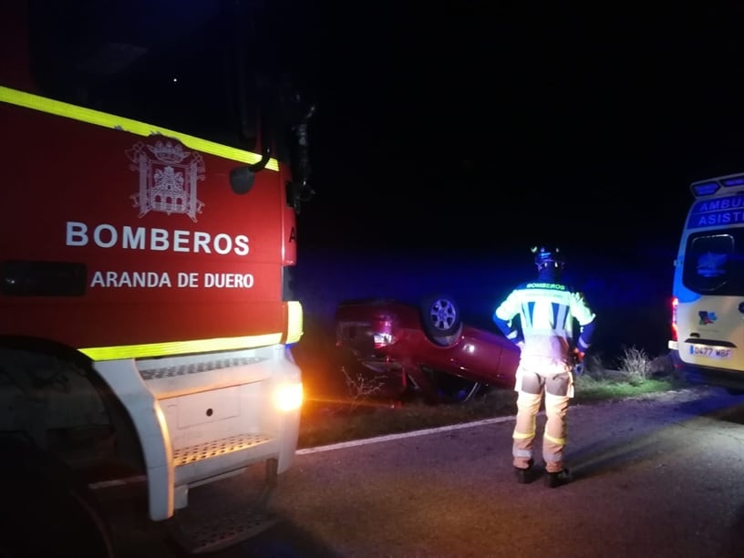 Los bomberos de Aranda intervienen para rescatar al conductor del vehículo siniestrado