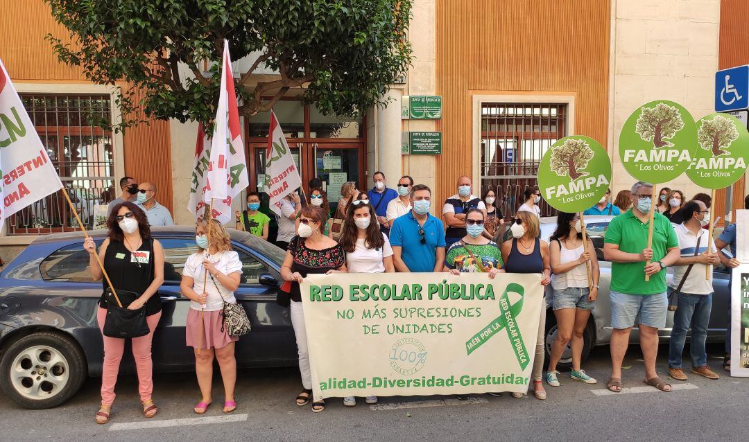 Concentración a las puertas de la delegación de educación de la Junta de Andalucía en Jaén por lo que consideran ventajas para la educación privada en detrimento de la pública