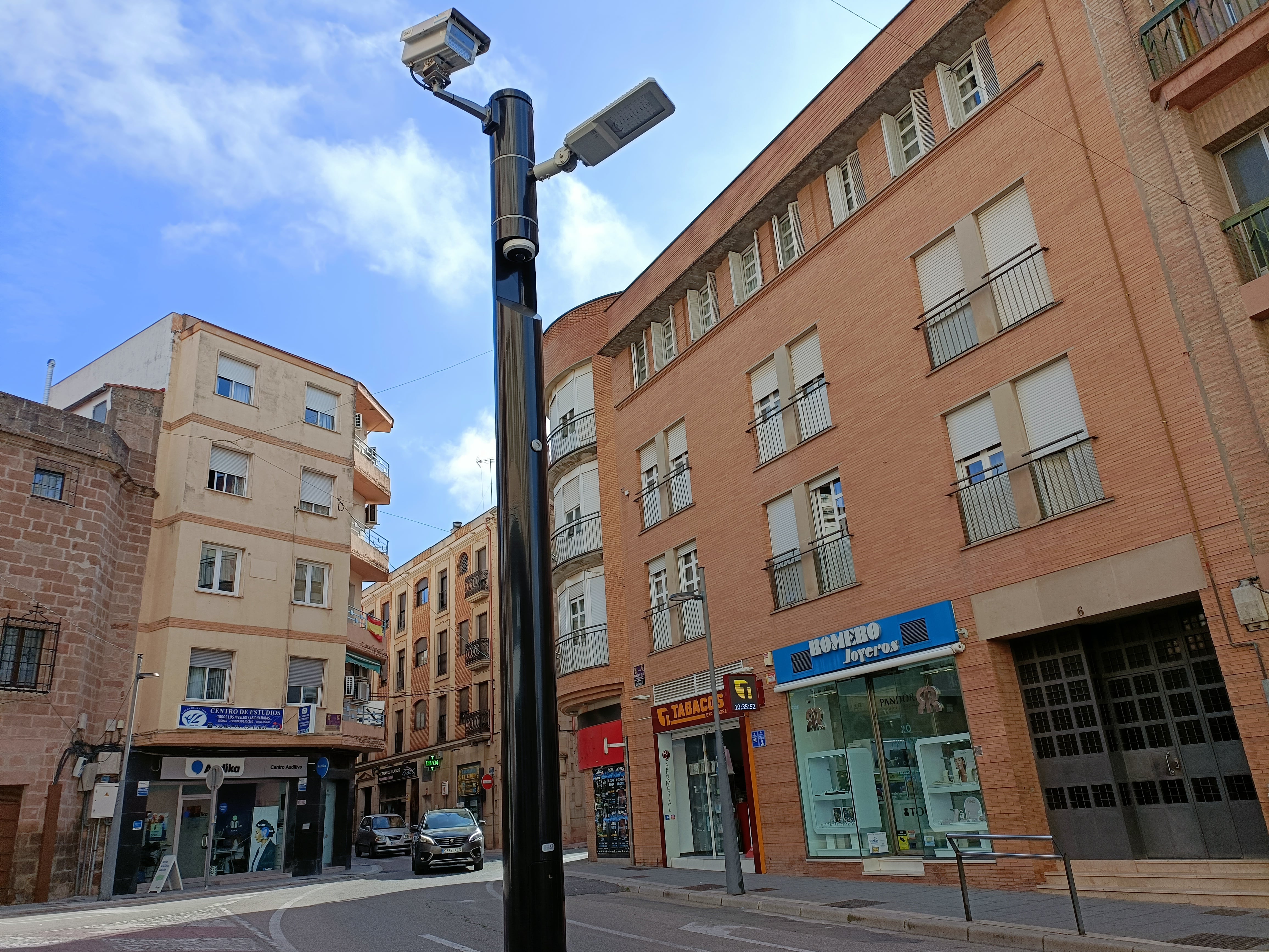 Plaza Ramón y Cajal de Linares con las nuevas cámaras de vigilancia.