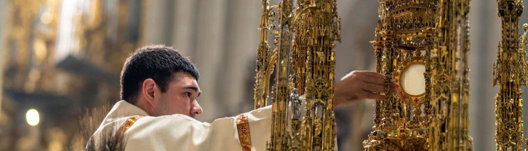  Medio millar de personas vive este jueves un Corpus Christi diferente en la Catedral de Toledo