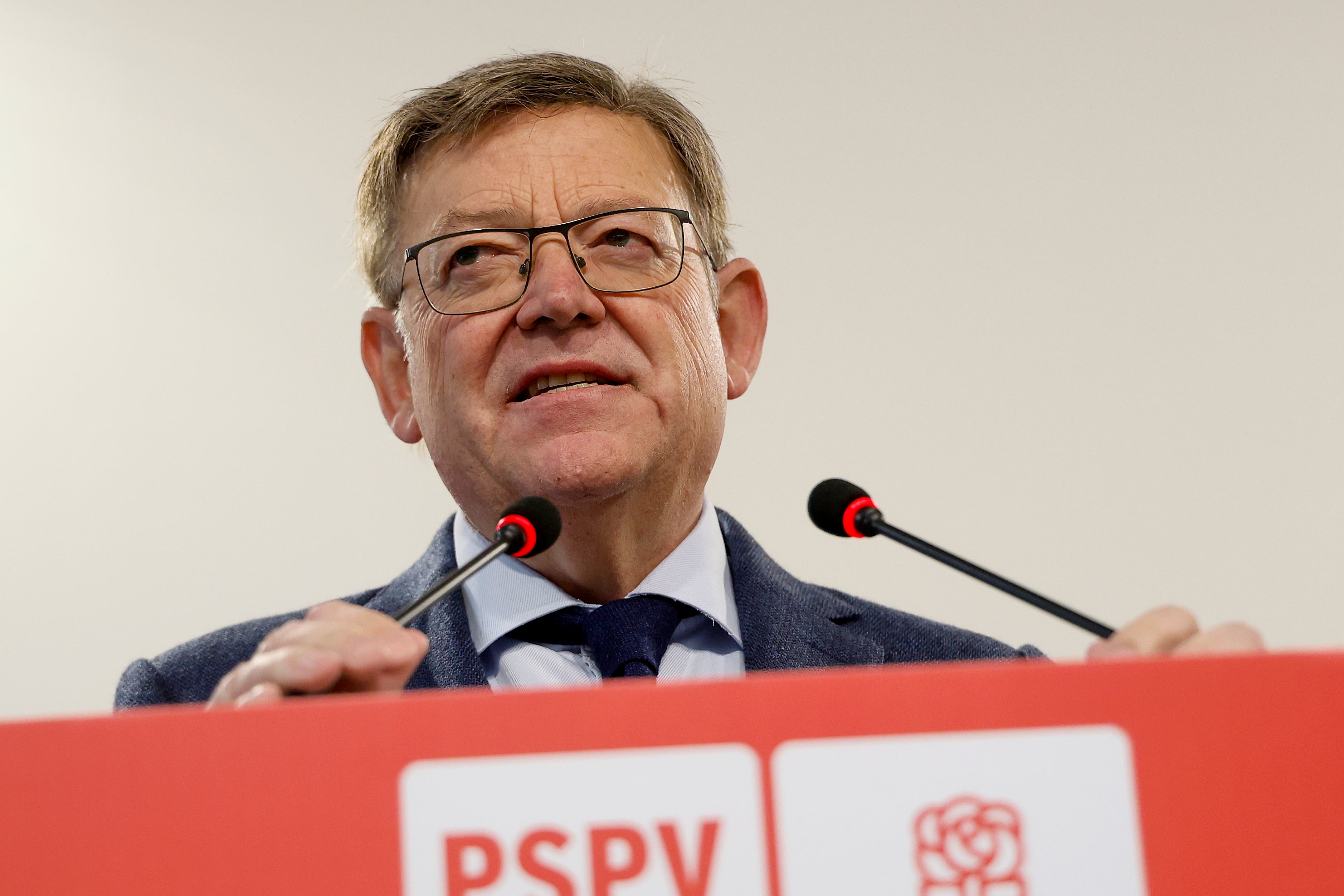 El secretario general del PSPV-PSOE, Ximo Puig, a su llegada a la comparecencia ante los medios de comunicación para hacer una declaración sobre la actualidad política.