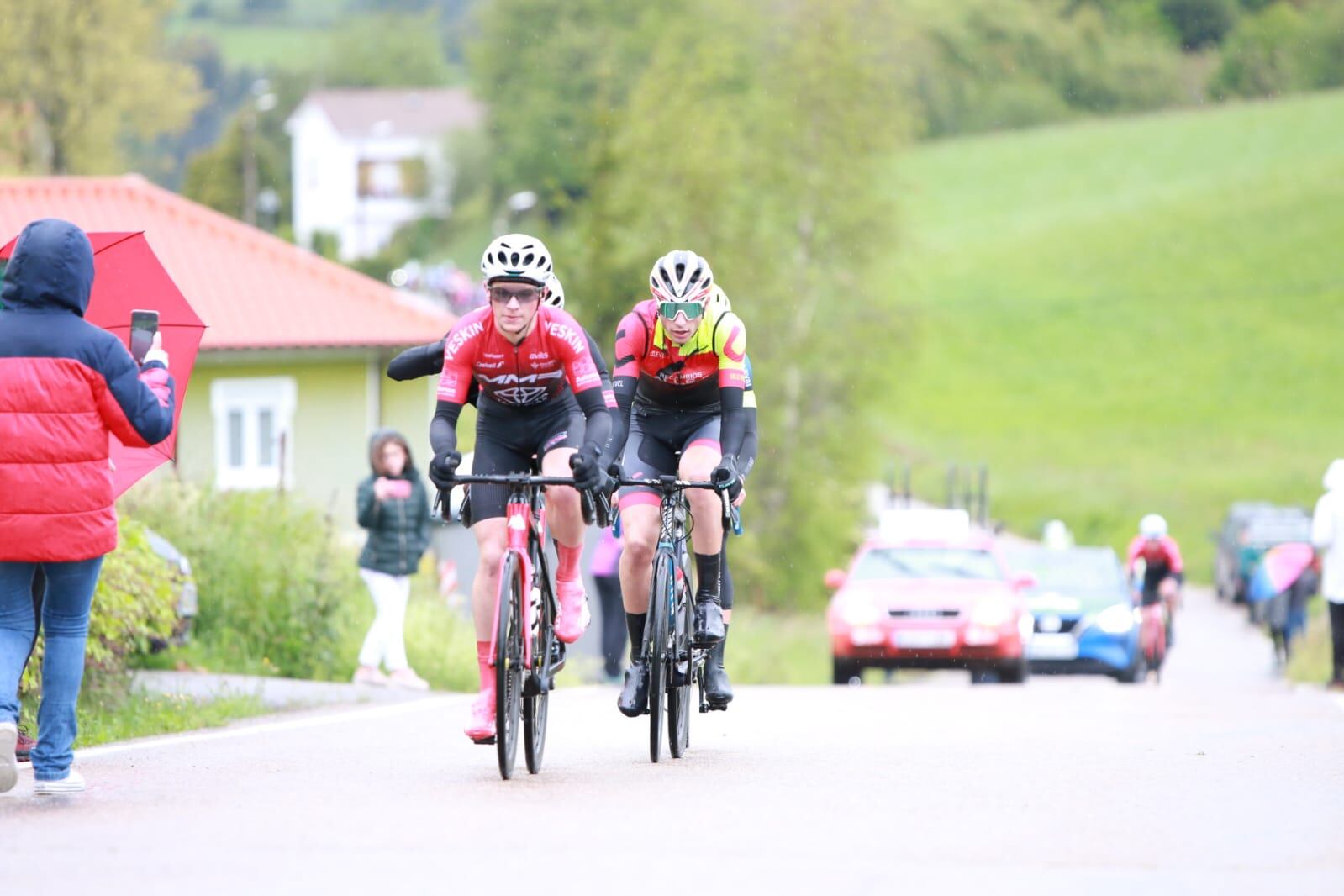 Álvar Martín (dcha) protagonista de la fuga que resolvió la prueba en Cacicedo (Cantabria)