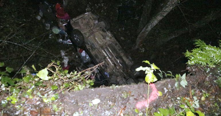 El cotxe va caure per un tram de carretera que supera un torrent.