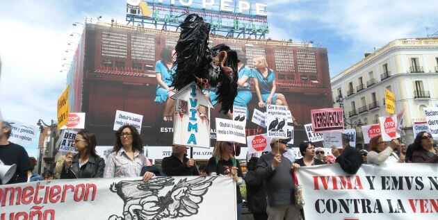 Manifestantes contra fondos buitre y desahucios en Madrid en 2016