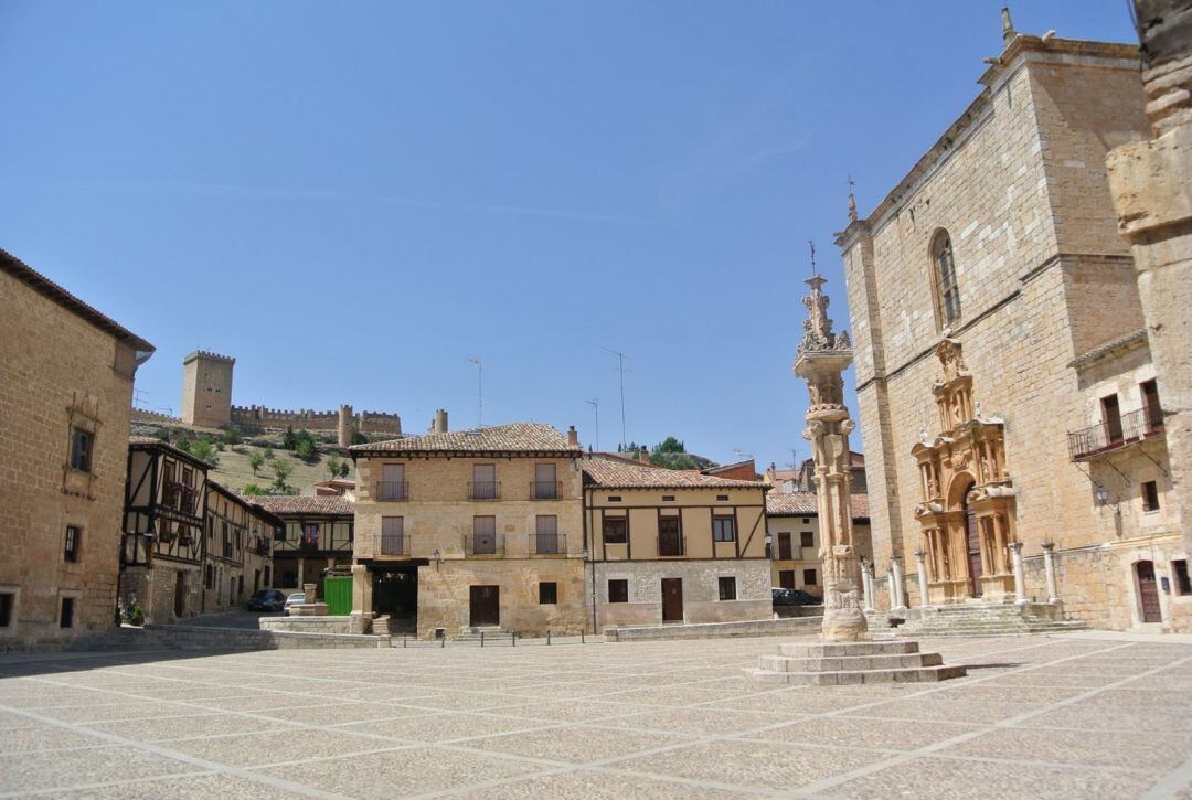 Al fondo la calle del Trinquete, objeto de las obras de renovación del pavimento