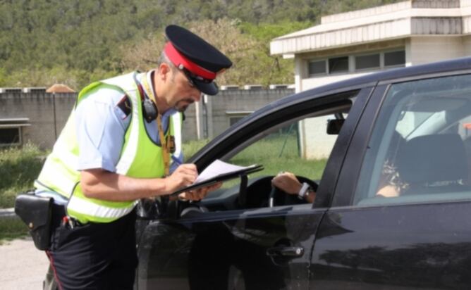 Un agent posant una multa de trànsit en una imatge d'arxiu